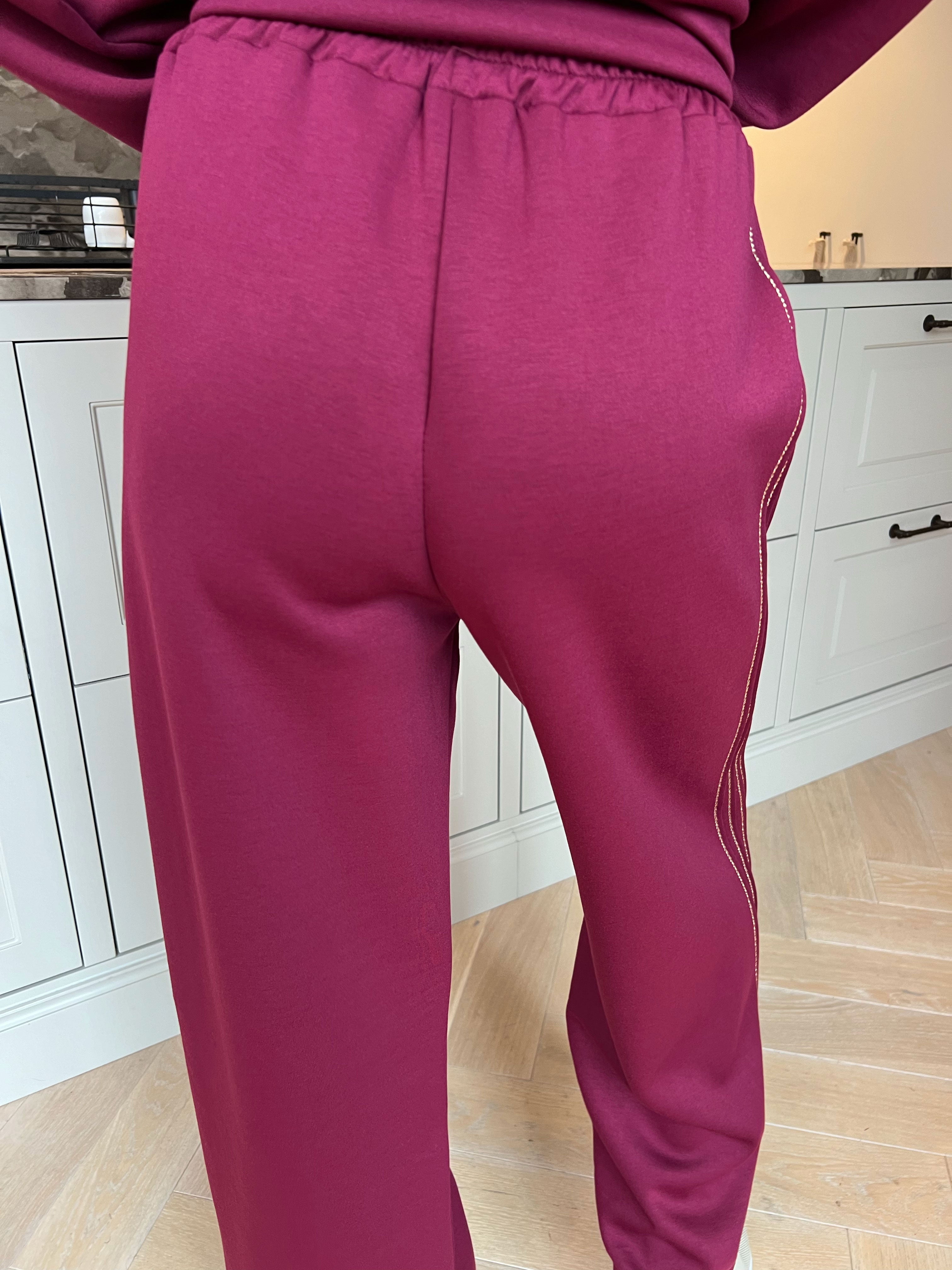 Dream – Mjukt plus size träningsoverallset i viskos med eleganta gulddetaljer